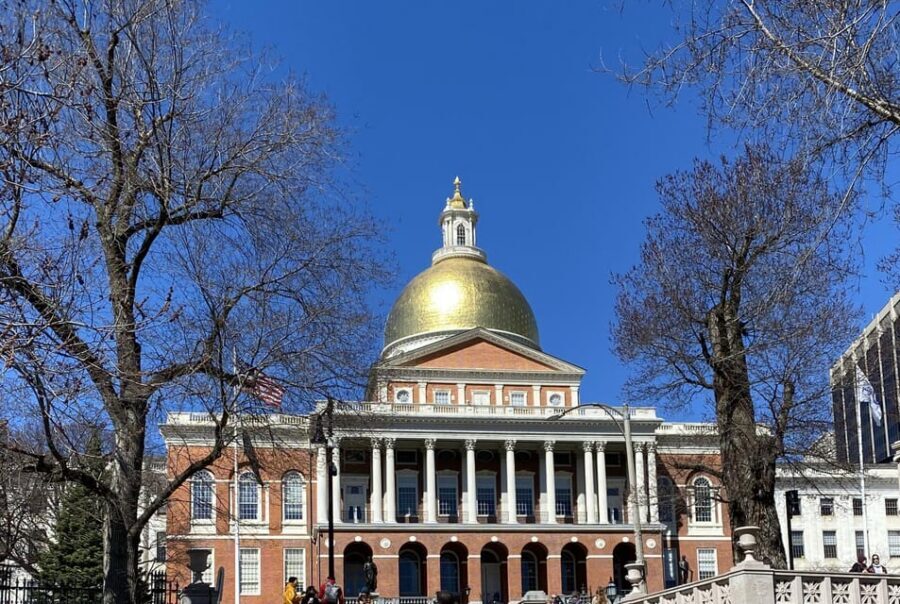 Boston: Freedom Trail Guided Walking Tour in French - Beyond buildings: sculptures, memorials, and daily Boston