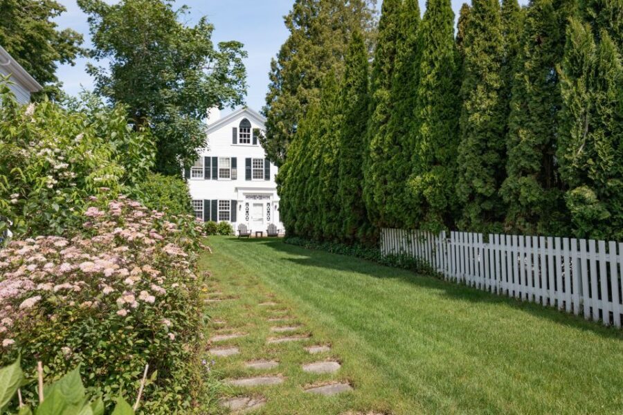 Boston: Martha's Vineyard Day Trip with Optional Island Tour - Edgartown shopping stop: what you can do with limited time