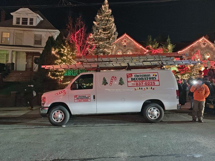 Brooklyn: Dyker Heights Christmas Walking Tour - Pace, crowds, and cold weather: manage the main risks