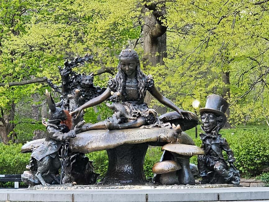 Central Park, NY: Nature, Architecture and Movie Scenes Tour - Bethesda Fountain: the park’s centerpiece and its wedding-photo reality
