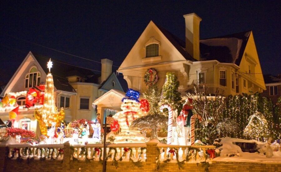 From Manhattan: 4-Hour Christmas Lights Luxury Bus Tour - Riding through Midtown and Lower Manhattan: the guided route warm-up