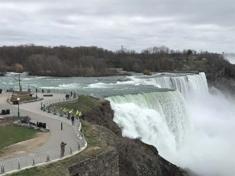 From NYC: Niagara Falls Day Trip with Optional Boat Ride - Tesla Monument and Horseshoe Falls: the iconic walk (with winter caveats)