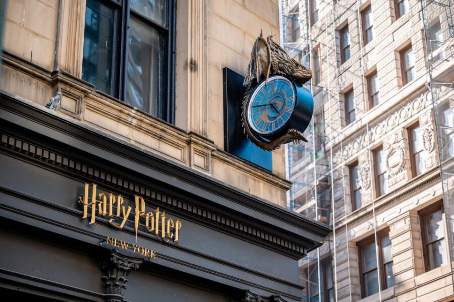 Harry Potter Shop New York: Magical Experiences - Green screen broomstick: what the photo experience feels like