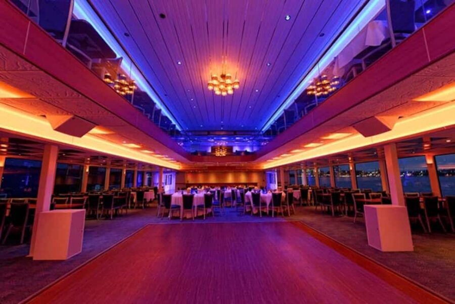 Hornblower Infinity New York New Year's Eve Party - The open bar from 9:30 to 1:30: nice on paper, plan for queues