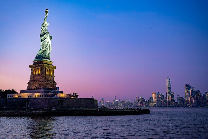 New York City Dinner Cruise on Luxury Yacht with Live Music - Pier 36 to Manhattan Nights: What the Cruise Feels Like
