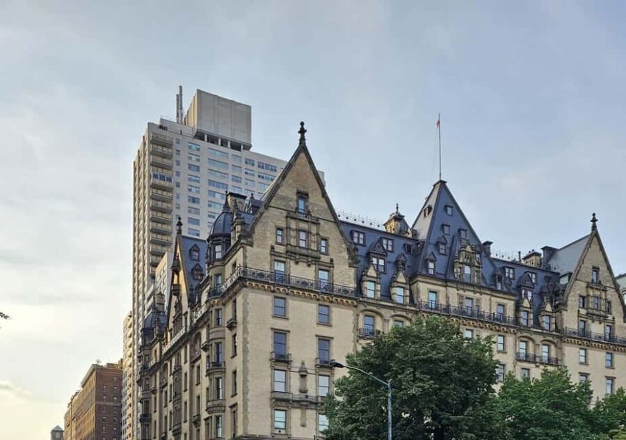 New York City: Gossip Girl Private Tour in Manhattan - An extra filming-location photo stop, then the Empire Hotel moment