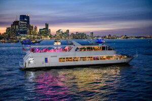 New York City: Gourmet Dinner Cruise with Live Music - The route that makes the sunset feel close: bridges, Ellis Island, and Liberty