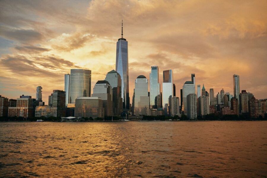 New York City: Gourmet Dinner Cruise with Live Music - Manhattan Bridge photo stop and the East River loop: how each stop plays for photos