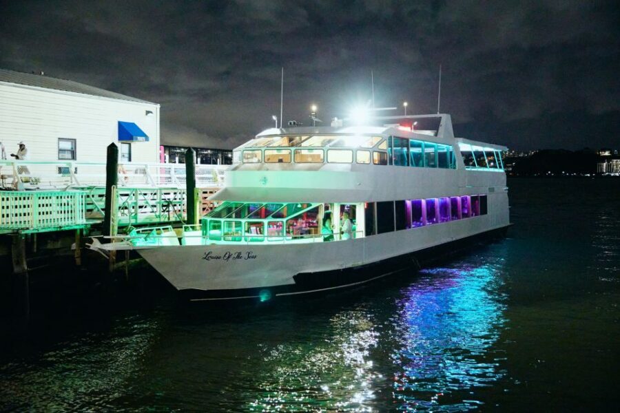 New York City: Gourmet Dinner Cruise with Live Music - The bar setup: included drink tickets and how to manage the alcohol side