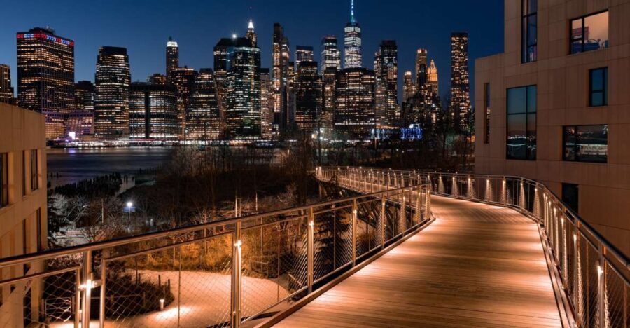 New York City: Night Skyline Bus Tour with Pizza Slice - Meeting at Junior’s and What to Expect in the First Minutes