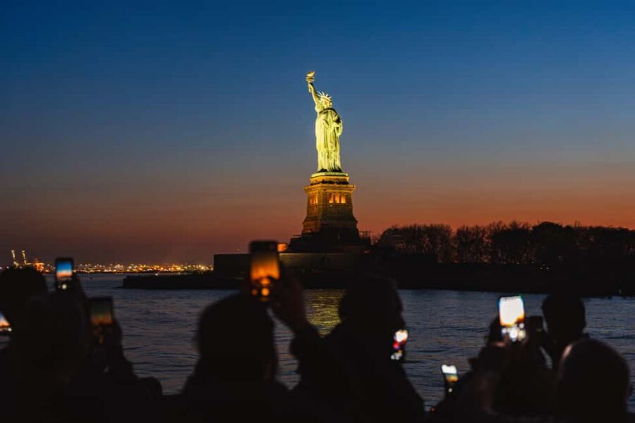 New York City: Sip 'N Groove Evening Cruise with Live DJ - Bridge Moments: Brooklyn, Manhattan, and Williamsburg Up Close