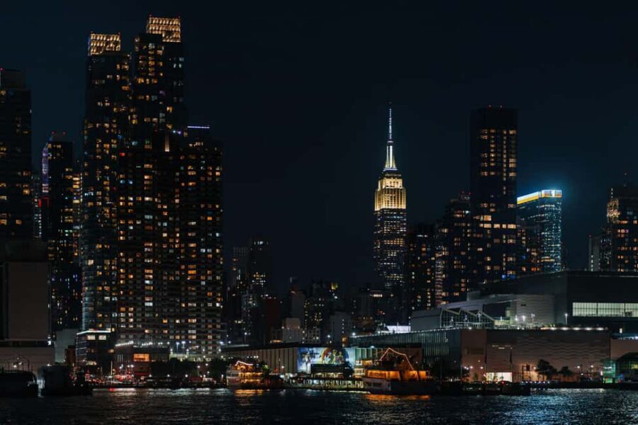 New York City: Sip 'N Groove Evening Cruise with Live DJ - The Onboard DJ, Dance Floor, and Bar Experience