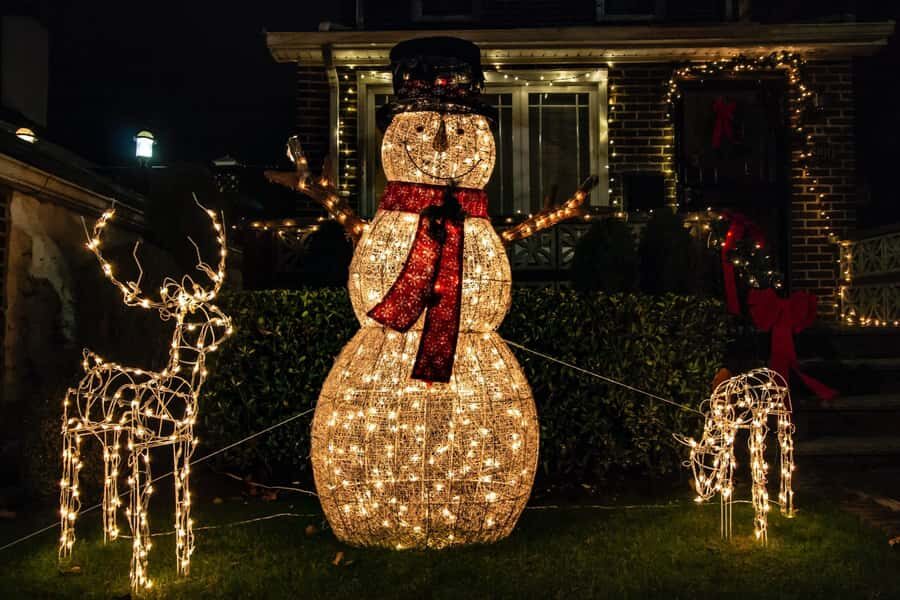 New York: Dyker Heights Christmas Lights Guided Tour - Dyker Heights: why this Christmas display feels different