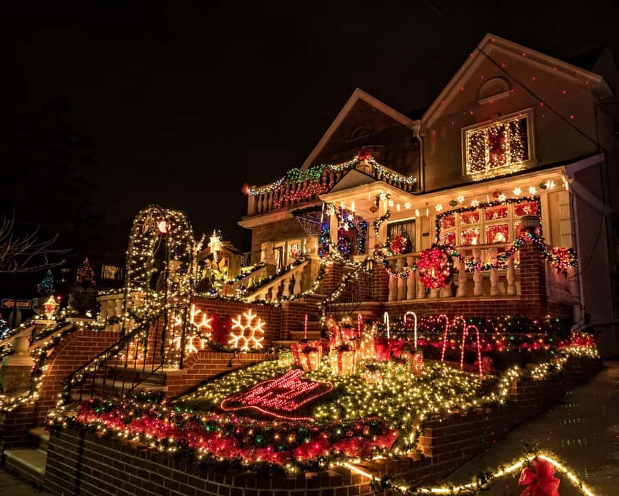 New York: Dyker Heights Christmas Lights Guided Tour - The Dyker Heights walk: how the one-hour strolling really works