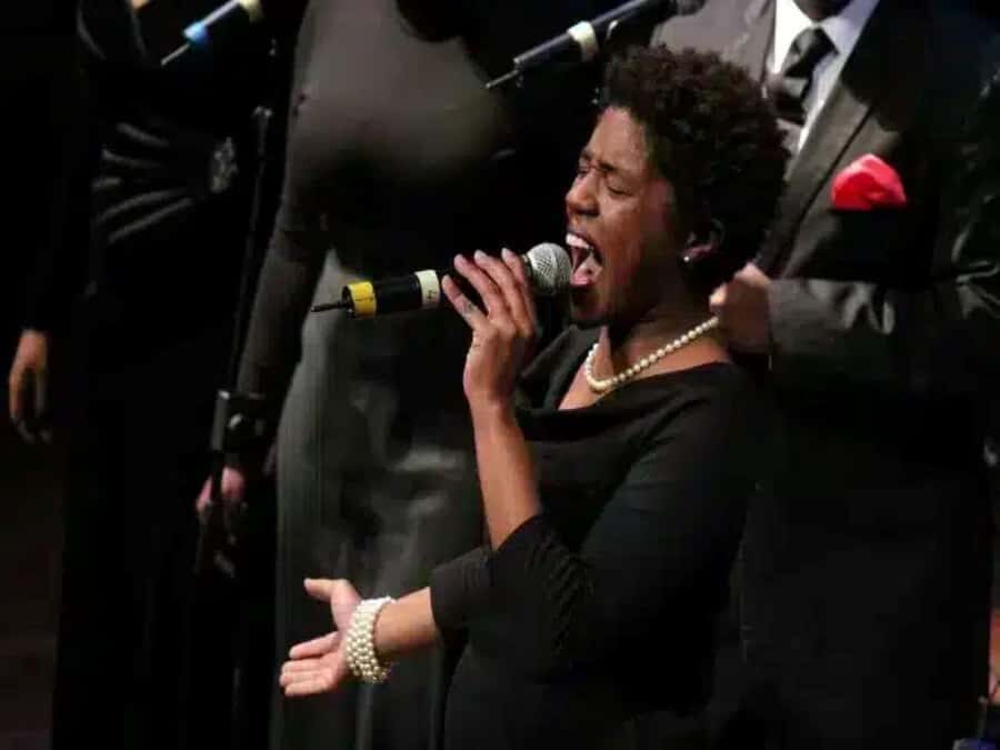 New York: Harlem Gospel Mass and Neighborhood Tour - Meeting point at Kiehl’s: getting started without stress