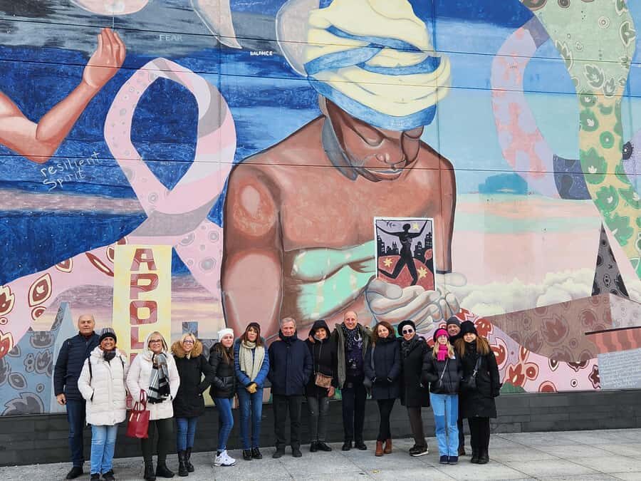 New York: Harlem Tour and Sunday Gospel Mass - Harlem on Foot: Murals, Music Legends, and the Apollo Theater