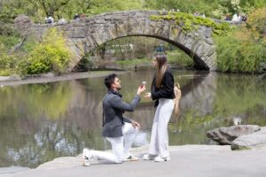 New York: Photoshoot in NYC Central Park 5th Ave - How the posing guidance turns you from stiff to photo-ready