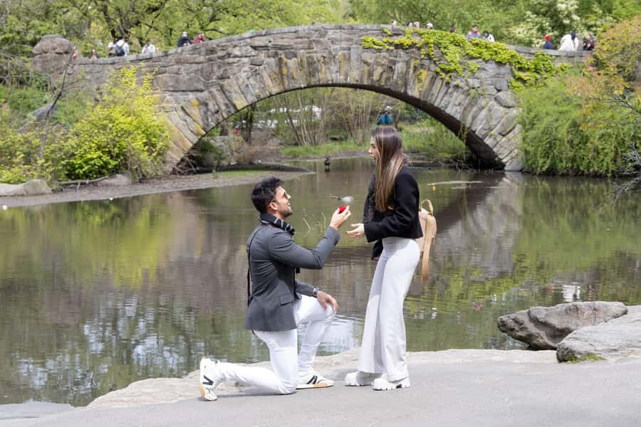 New York: Photoshoot in NYC Central Park 5th Ave - How the posing guidance turns you from stiff to photo-ready