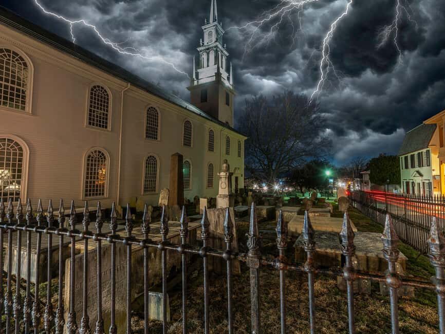 Newport Ghosts: Seaside Hauntings and Hags Tour - Washington Square and Queen Anne Square: The Mystery Corners You’ll Pass