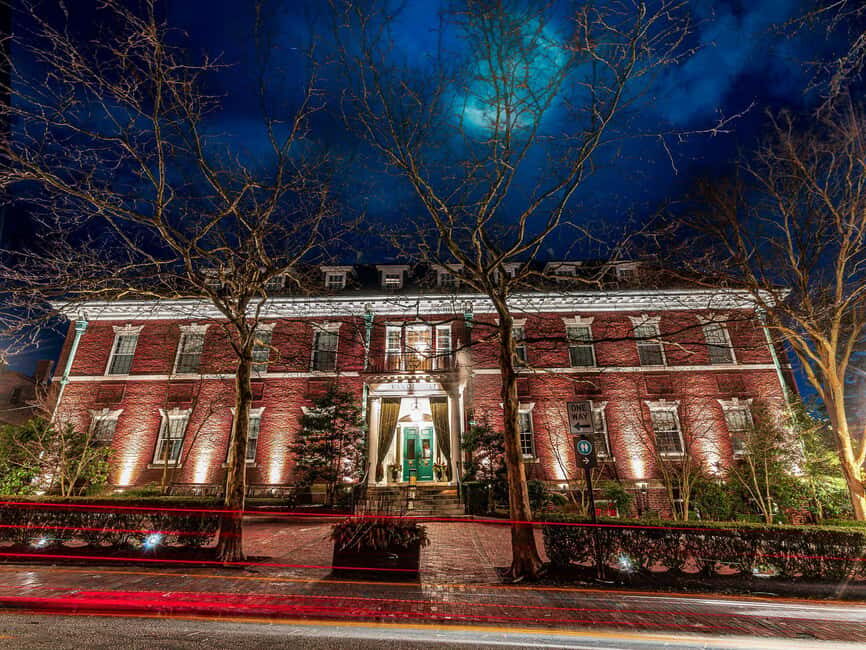 Newport Ghosts: Seaside Hauntings and Hags Tour - Finding Washington Square in Eisenhower Park with a USGA T-Shirt and Lantern