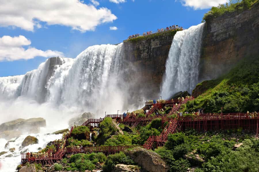 Niagara Falls, USA: All Inclusive Maid Of Mist Boat Tour - American Falls stop: a quick orientation with guided context