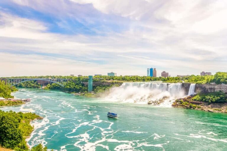 Niagara Falls, USA: Illumination Tour with Maid of the Mist - First stop: Maid of the Mist and the moment you get drenched