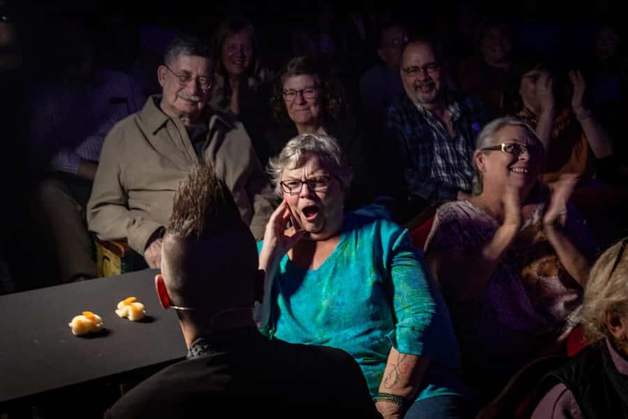 Niagara Falls, USA: Magic Theatre - Illusionist Leon Etienne - Pre-Show Magic Lounge: Snack, Sip, and Get Your Seat Calmly