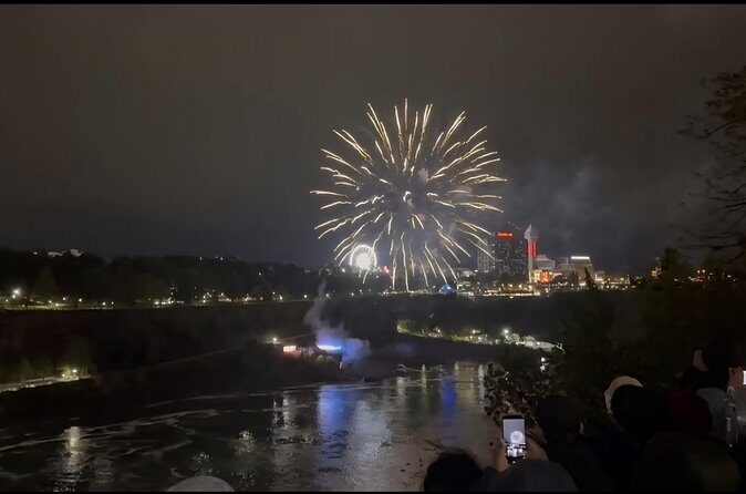 Niagara USA Side Rainbow Illumination and Fireworks Walking Tour - Pace, group size, and what to wear for night photos