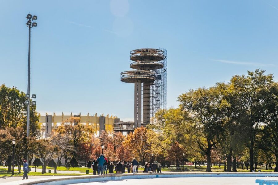 NYC: Brooklyn, Bronx, Queens Sightseeing Bus Tour - Williamsburg and Bushwick: where community stories show up in the streets