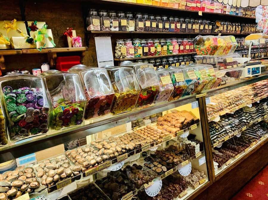 NYC: Christmas Holiday Guided Walking Tour with Dessert - Grand Army Plaza and Fifth Avenue: film locations and storefront sparkle