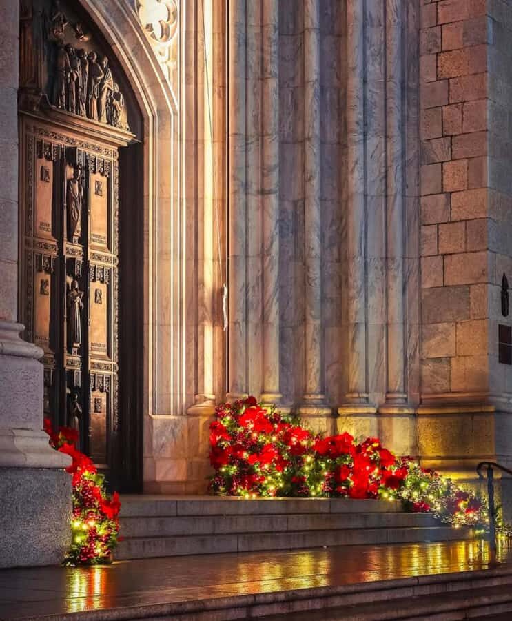 NYC: Christmas Holiday Guided Walking Tour with Dessert - St. Patrick’s Cathedral and St. Thomas Church: where the season turns solemn