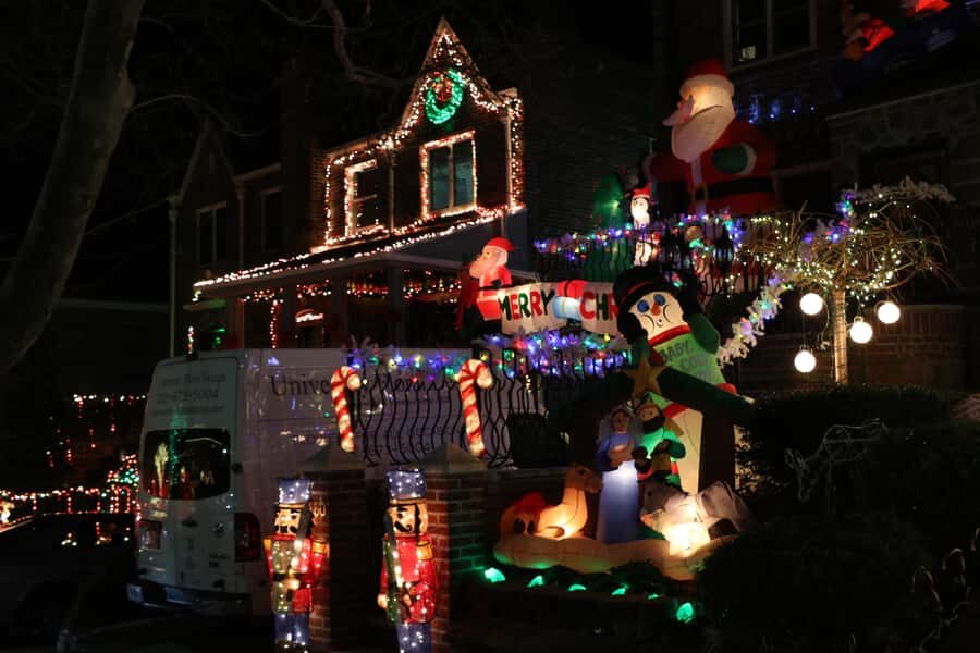 NYC: Christmas Lights Dyker Heights, Bay Ridge and DUMBO - A 4-hour Lights Route That Actually Feels Like a Night Out