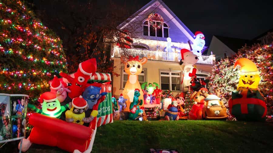 NYC: Christmas Lights Dyker Heights, Bay Ridge and DUMBO - Dyker Heights Christmas Lights: The Main Event on Foot