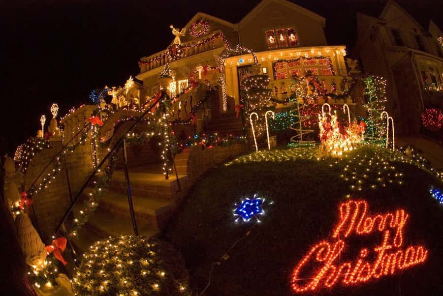 NYC: Christmas Lights Dyker Heights, Bay Ridge and DUMBO - DUMBO: Panoramic Views Plus Brooklyn Bridge Area Footsteps