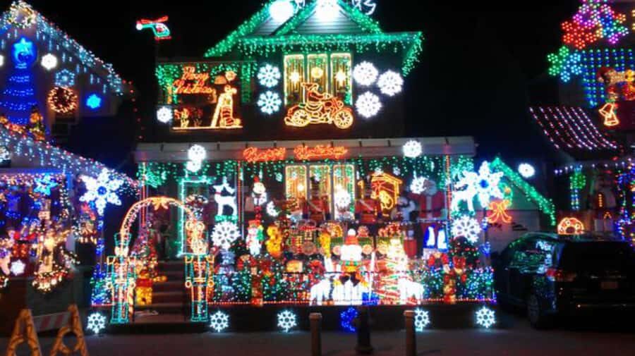 NYC: Christmas Lights Tour and Dyker Heights - DUMBO’s cobblestones and the Manhattan skyline in holiday glow
