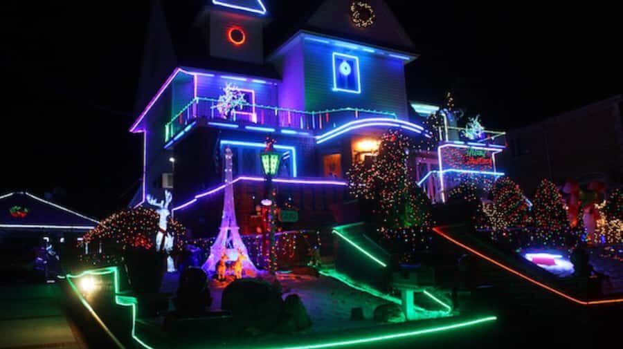 NYC: Christmas Lights Tour and Dyker Heights - The Brooklyn Bridge and skyline moments that make the photos easier