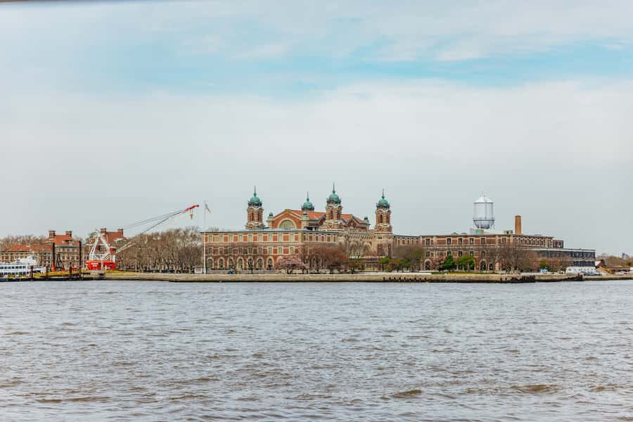 NYC: Circle Line 2.5 Hour Best of NYC Boat Cruise - Live guide narration: what you hear, and how it helps your photos