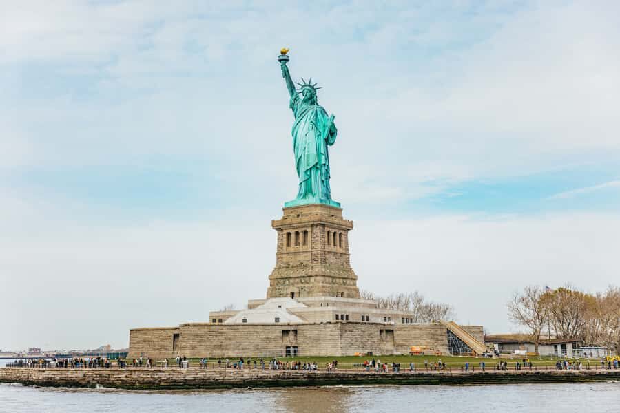NYC: Circle Line 2.5 Hour Best of NYC Boat Cruise - Snacks, photos, and those little extras