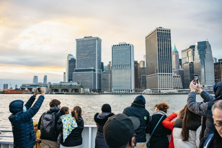 NYC: Circle Line 2h Harbor Lights Cruise Skip-The-Box-Office - Williamsburg Bridge and Chrysler Building: the finish line with real drama