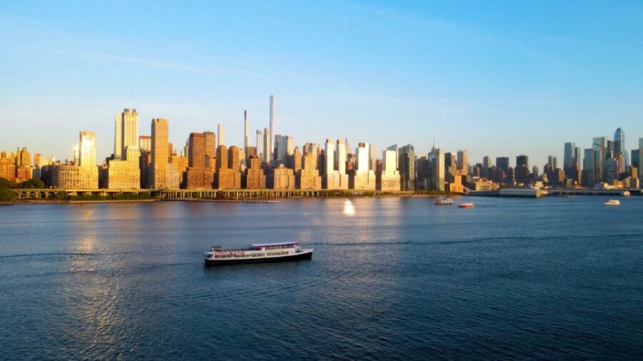 NYC: Circle Line 2h Harbor Lights Cruise Skip-The-Box-Office - How the narration and audioguide work together (and why it’s worth using)