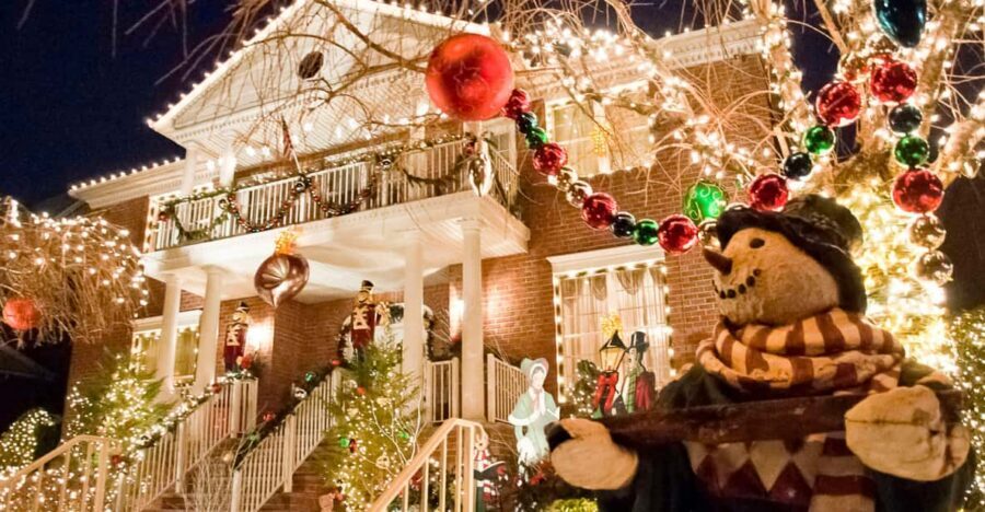 NYC: Dyker Heights and NYC Holiday Lights Luxury Bus Tour - Rockefeller Center Christmas Tree: the bright finale