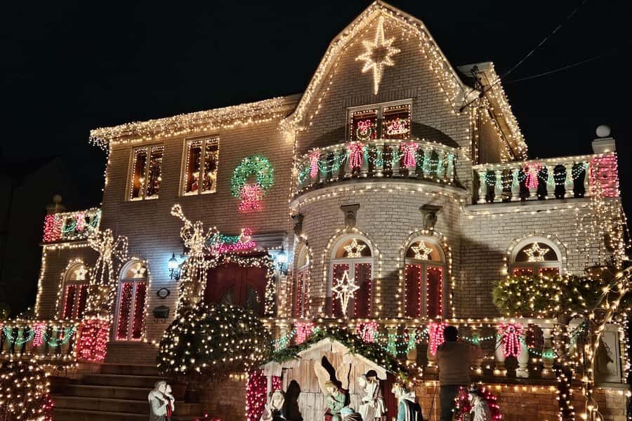 NYC: Dyker Heights Christmas Lights Tour with Hot Cocoa - From Times Square to Dyker Heights in one smooth 3-hour loop