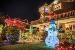 NYC: Dyker Heights Christmas Lights Tour with Hot Cocoa - The skyline ride: where the holiday mood starts before Brooklyn