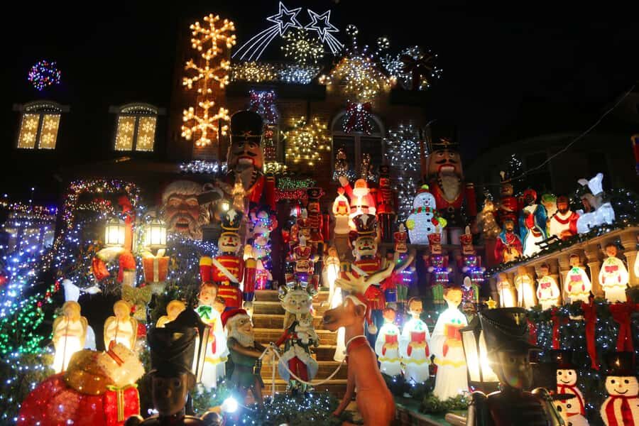 NYC: Dyker Heights Christmas Lights Tour with Hot Cocoa - Meeting the holiday neighborhood: what Dyker Heights feels like