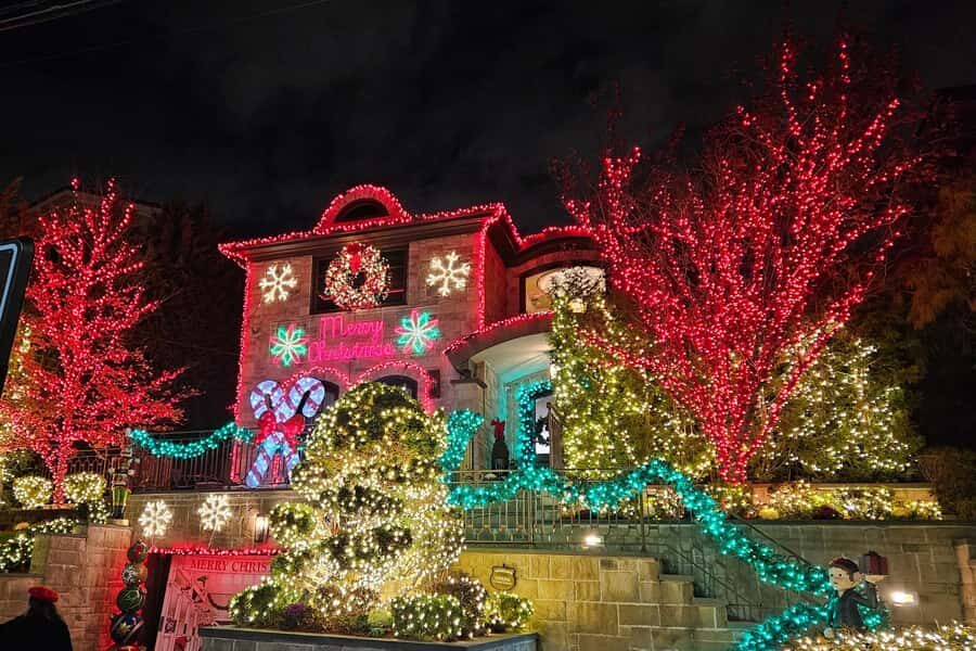 NYC: Dyker Heights Christmas Lights Tour with Hot Cocoa - The walking portion: how to get better photos without rushing