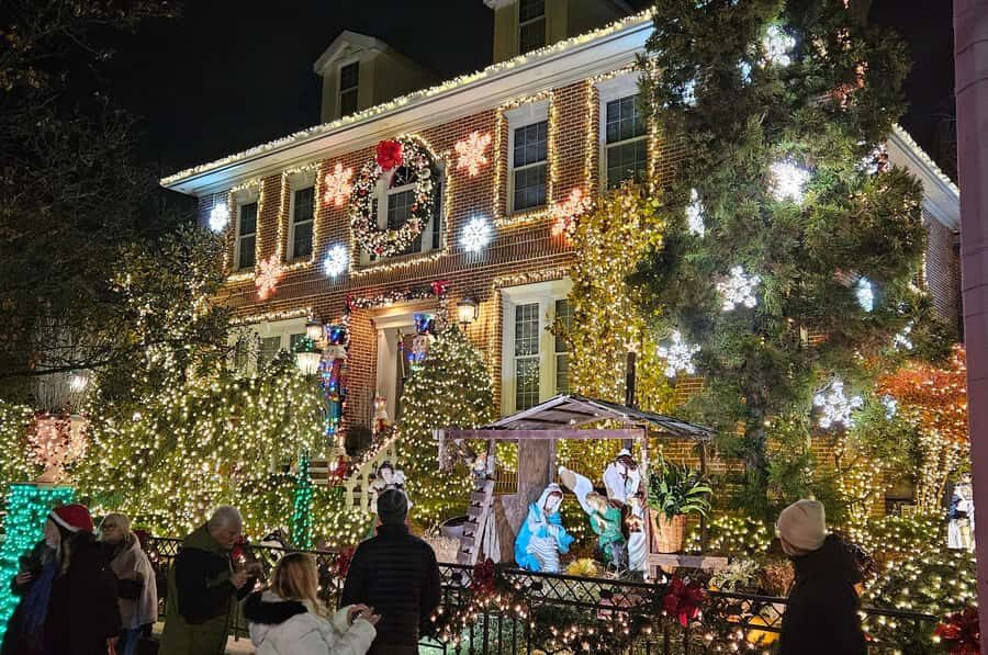 NYC: Dyker Heights Christmas Lights Tour with Hot Cocoa - Small rules that affect your comfort