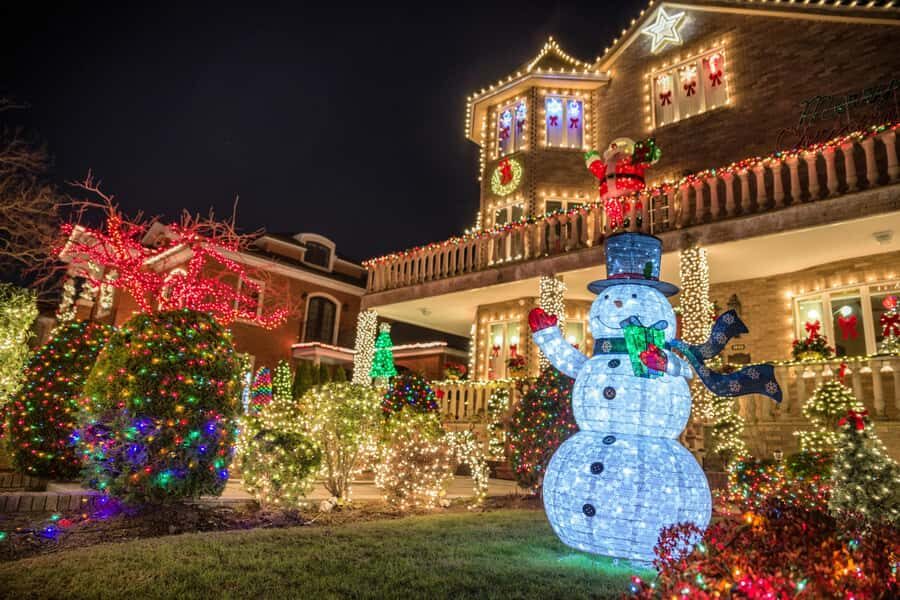 NYC: Dyker Heights Christmas Lights Tour with Hot Cocoa - The skyline ride: where the holiday mood starts before Brooklyn