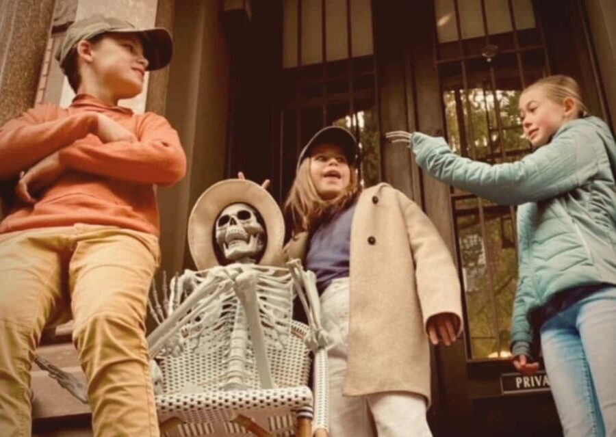 NYC | French guided tour Halloween in Greenwich Village - Washington Square Park: where the legend gains weight