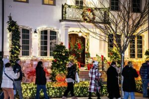 NYC: Holiday Lights and Dyker Heights Luxury Bus Tour - Meeting on 8th Avenue: find the bus fast and stress less