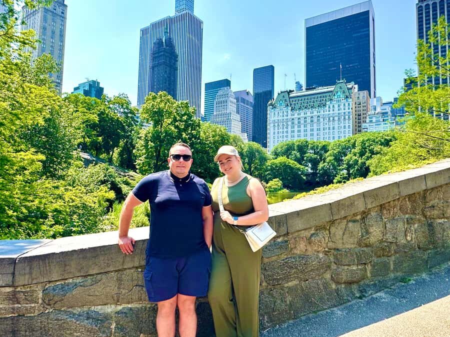 NYC: Home Alone 2 & Elf Locations Tour in Central Park Tour - Guides, movie clips, blankets, and the photo plan